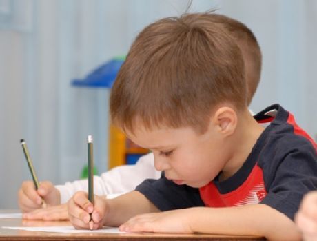 Het leren van een kind om te schrijven is een probleem voor veel jonge ouders